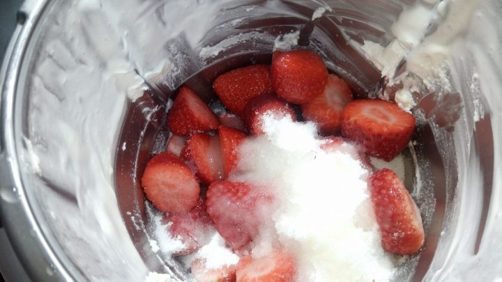 Echamos las fresas en el vaso de la Thermomix
