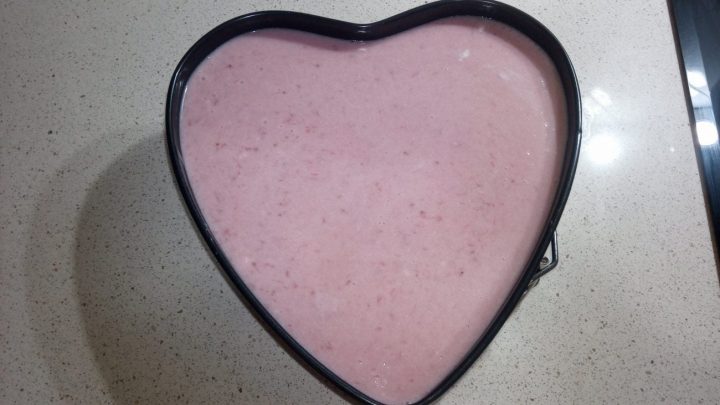 Echar las fresas sobre el bizcocho