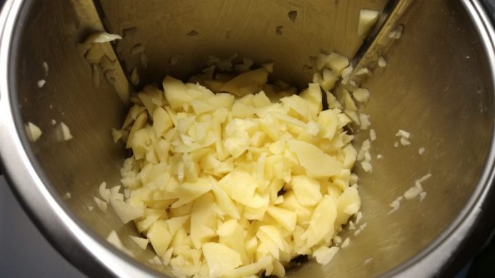 patatas-revueltas-jamon.jpg Patatas en el vaso de la Thermomix.