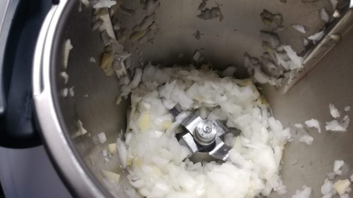 Cebollas picadas en el vaso.