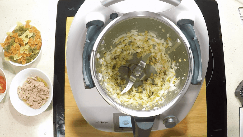 Picamos la cebolla y las aceitunas