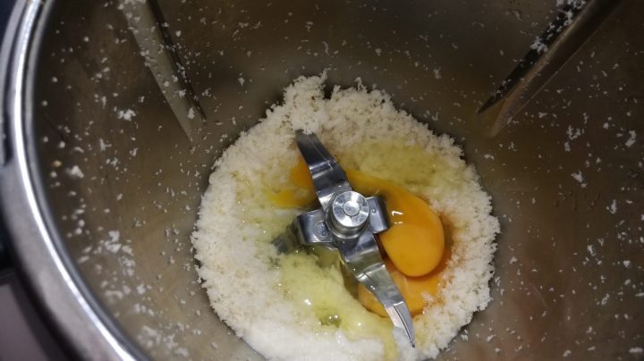 huevo mezcla con el pan rallado.