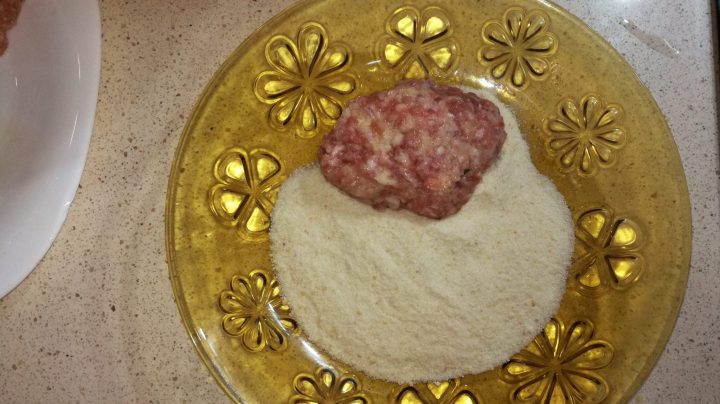 Pasar los filetes rusos por el pan rallado.