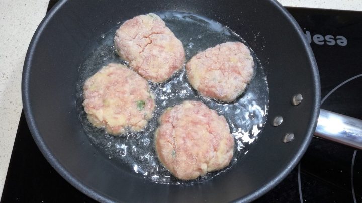 Filetes rusos en una sartén con aceite.