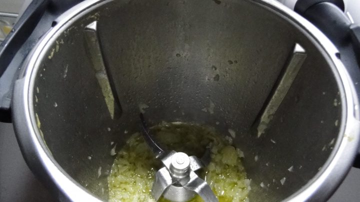 Poner la cebolla para sofreir.