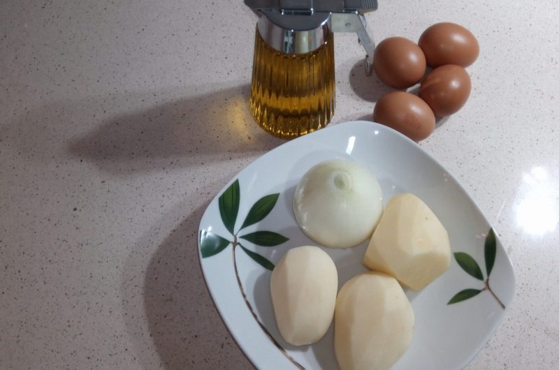 Ingredientes para hacer tortilla de patatas con microondas.