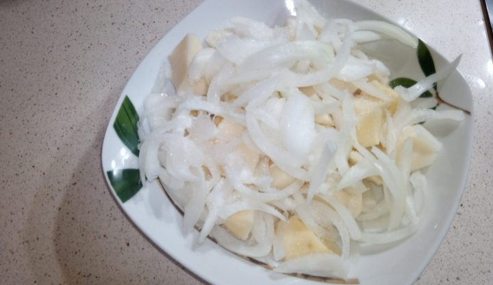 Hacer tortilla de patatas con cebolla.