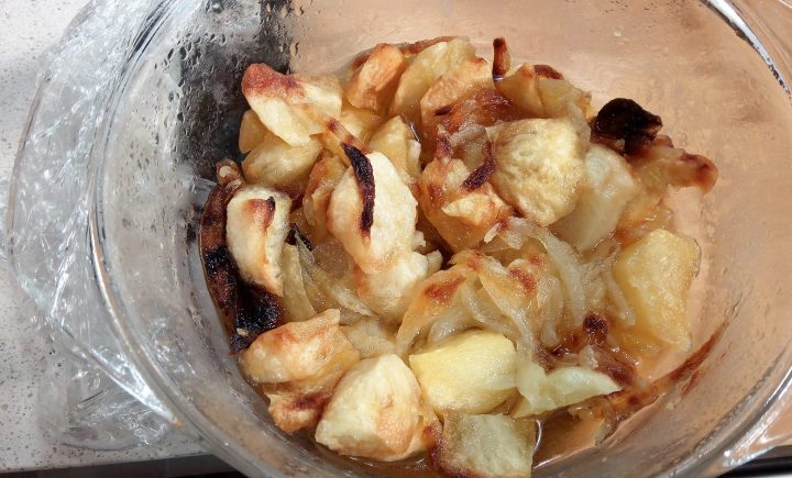 Segundo paso tortilla de patatas al microondas.