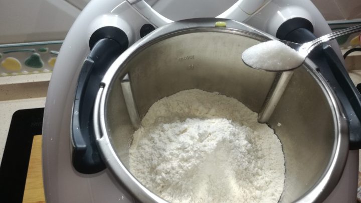 ingredientes-vaso-thermomix Ingredientes en el vaso de la Thermomix.