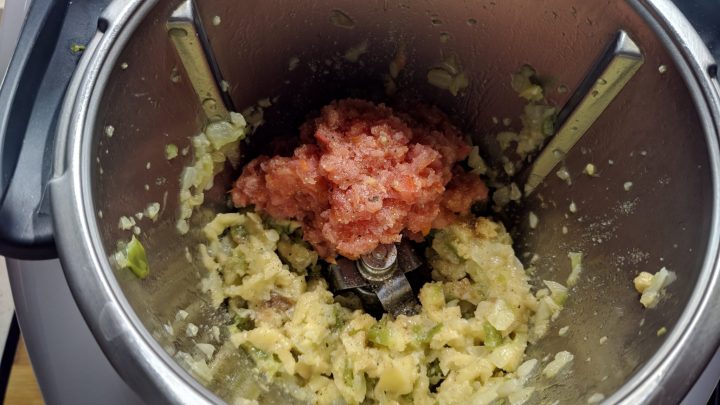 Mezcla ingredientes berenjenas rellenas.