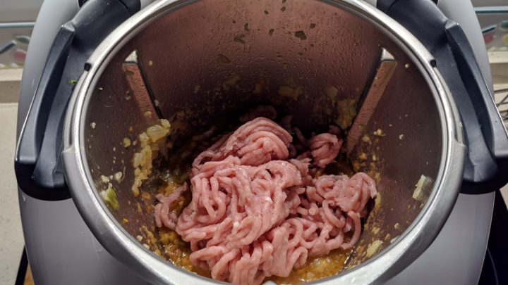 Carne picada para las berenjenas rellenas.
