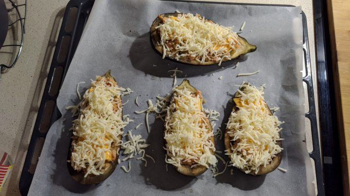 Berenjenas rellenas y queso gratinado.