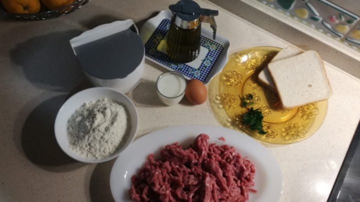 Ingredientes para hacer albondigas en salsa.
