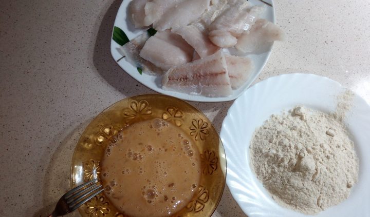 Pasar la merluza por huevo y harina