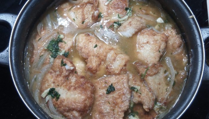 Merluza en salsa hecha en la cazuela.