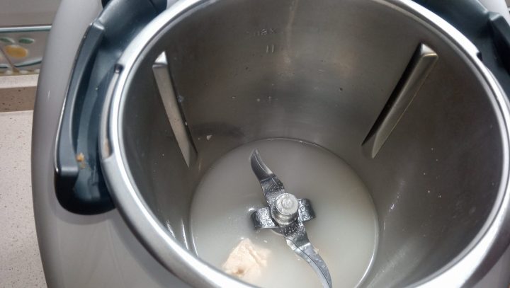 Vaso con los ingredientes para hacer la masa de pizza