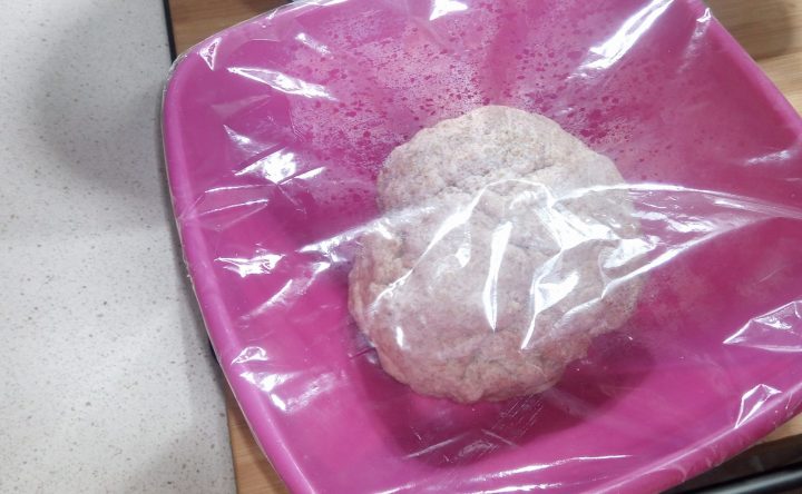 Bol de masa de pizza integral.