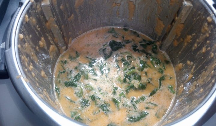 Espinacas y alubias en el vaso de la Thermomix