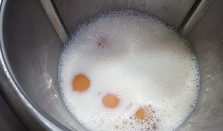 Mezcla de ingredientes flan de huevo varoma Thermomix.