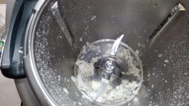 Cebolla picada para el risotto.