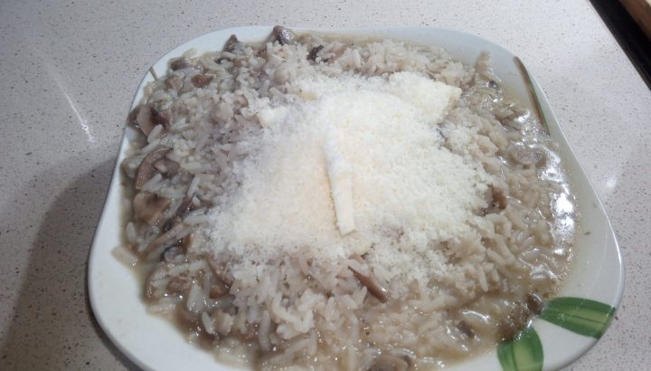 Fuente con el risotto pata mezclar.