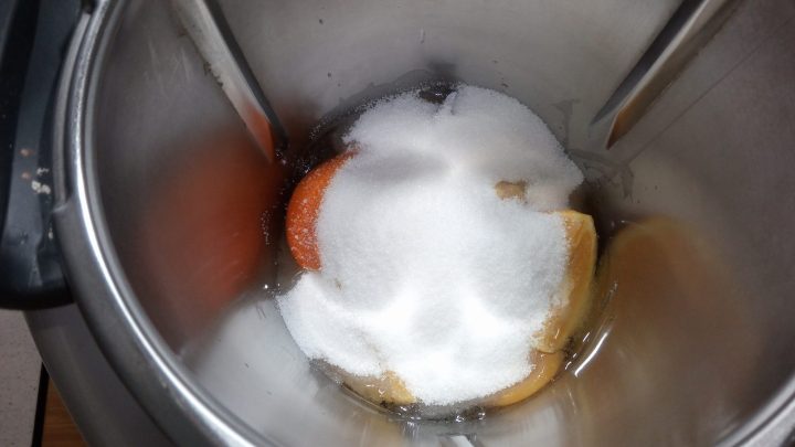 Naranja en el vaso de la Thermomix.