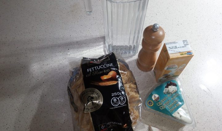 ingredientes-pasta-fettuccine.jpg Ingredientes para hacer pasta fettuccine con salsa roquefort.