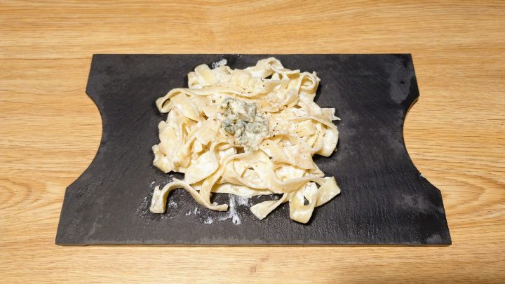 Pasta Fettuccine con salsa roquefort terminda.