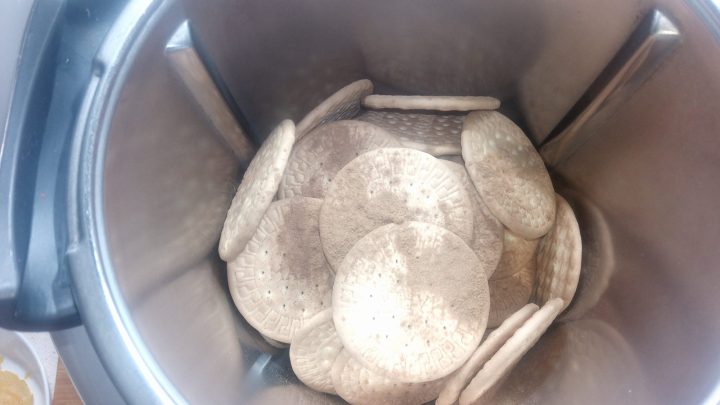 Galletas puestas en el vaso de la Thermomix