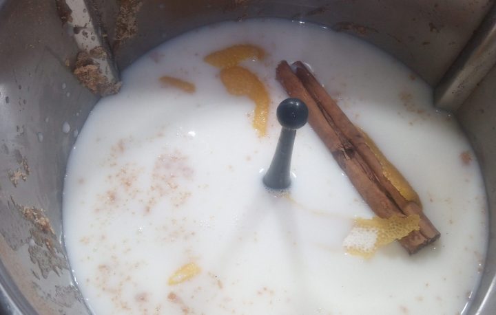 Leche para la tarta de arroz.