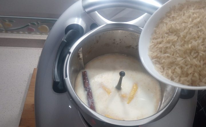 Arroz para la tarta de arroz con leche.