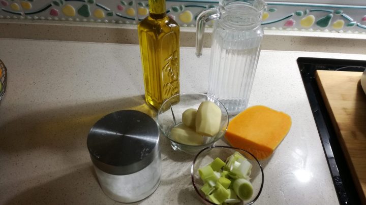 ingredientes-crema-calabaza-thermomix.jpg Ingredientes para hacer la crema de calabaza en Thermomix tm5