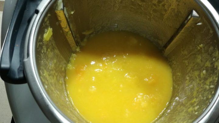 crema-calabaza-triturar.jpg Triturar crema de calabaza en la Thermomix.