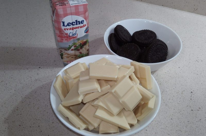 Ingredientes para hacer turrón de galletas oreo con chocolate blanco en Thermomix.