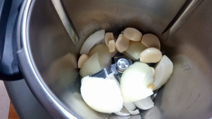 Ajos y cebolla para las carrilleras.