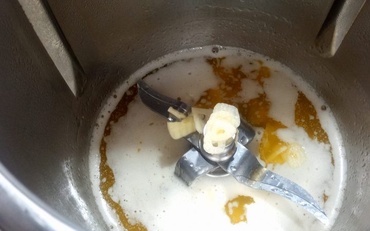 mantequilla-aceite-thermomix.jpg Echar la mantequilla y el aceite en la Thermomix.