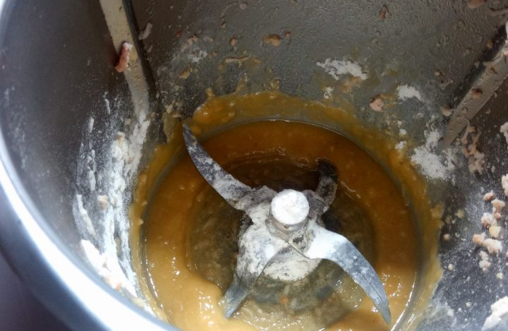 Aceite y harina en el vaso de la Thermomix.