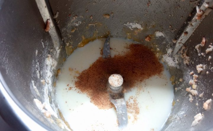 Echar la leche, sal y nuez moscada en el vaso de la Thermomix.