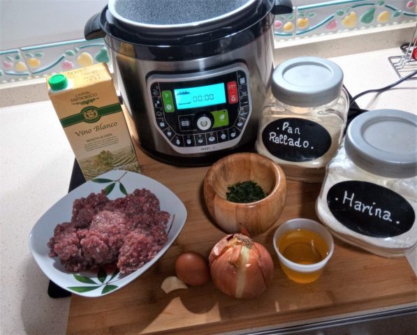 Ingredientes para hacer albóndigas encebolladas