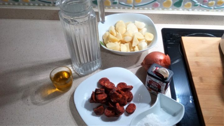 Ingredientes para hacer patatas a la riojana en la Thermomix tm5