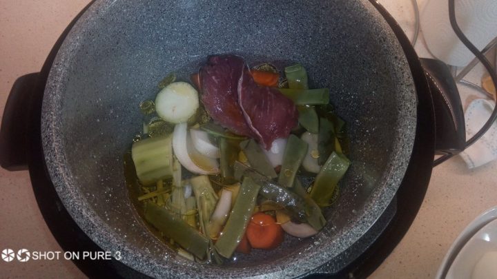 Ingredientes en la cubeta de la olla GM