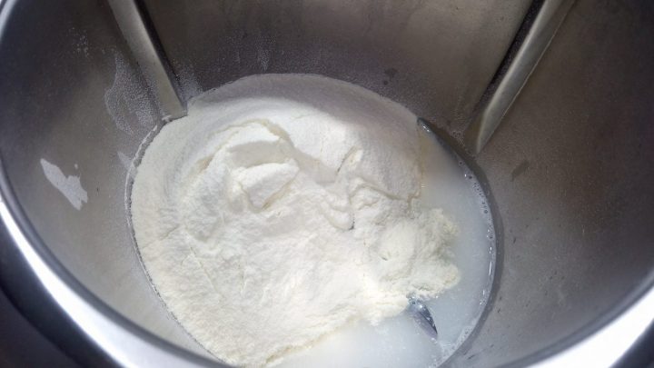 Todos los ingredientes para hacer leche condensada