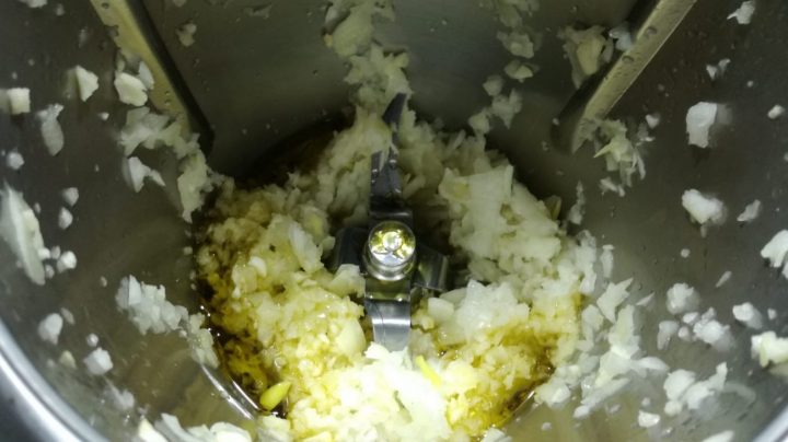 Cebolla y ajo para el conejo al ajillo en Thermomix