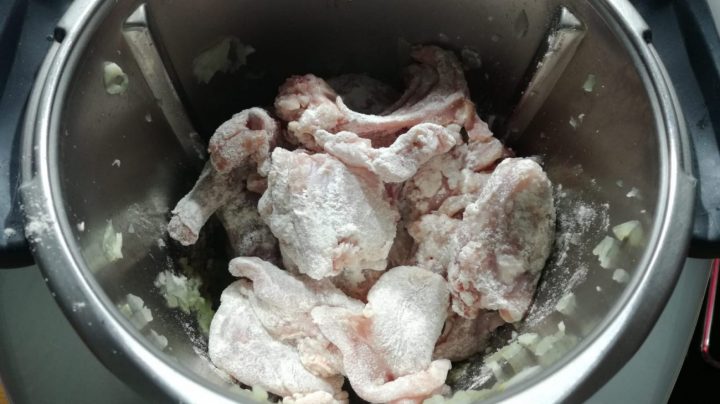 Enharinar conejo al ajillo en Thermomix