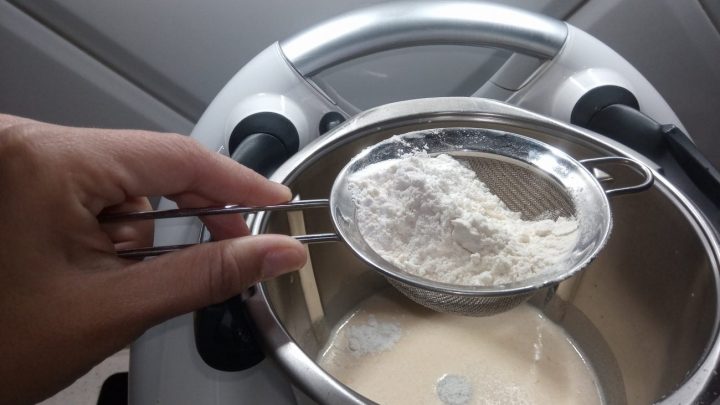 vaso-harina-tamizada.jpg Echar en el vaso la harina tamizada.