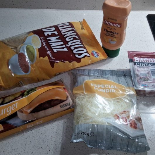 Ingredientes nachos de maíz con bacón y queso