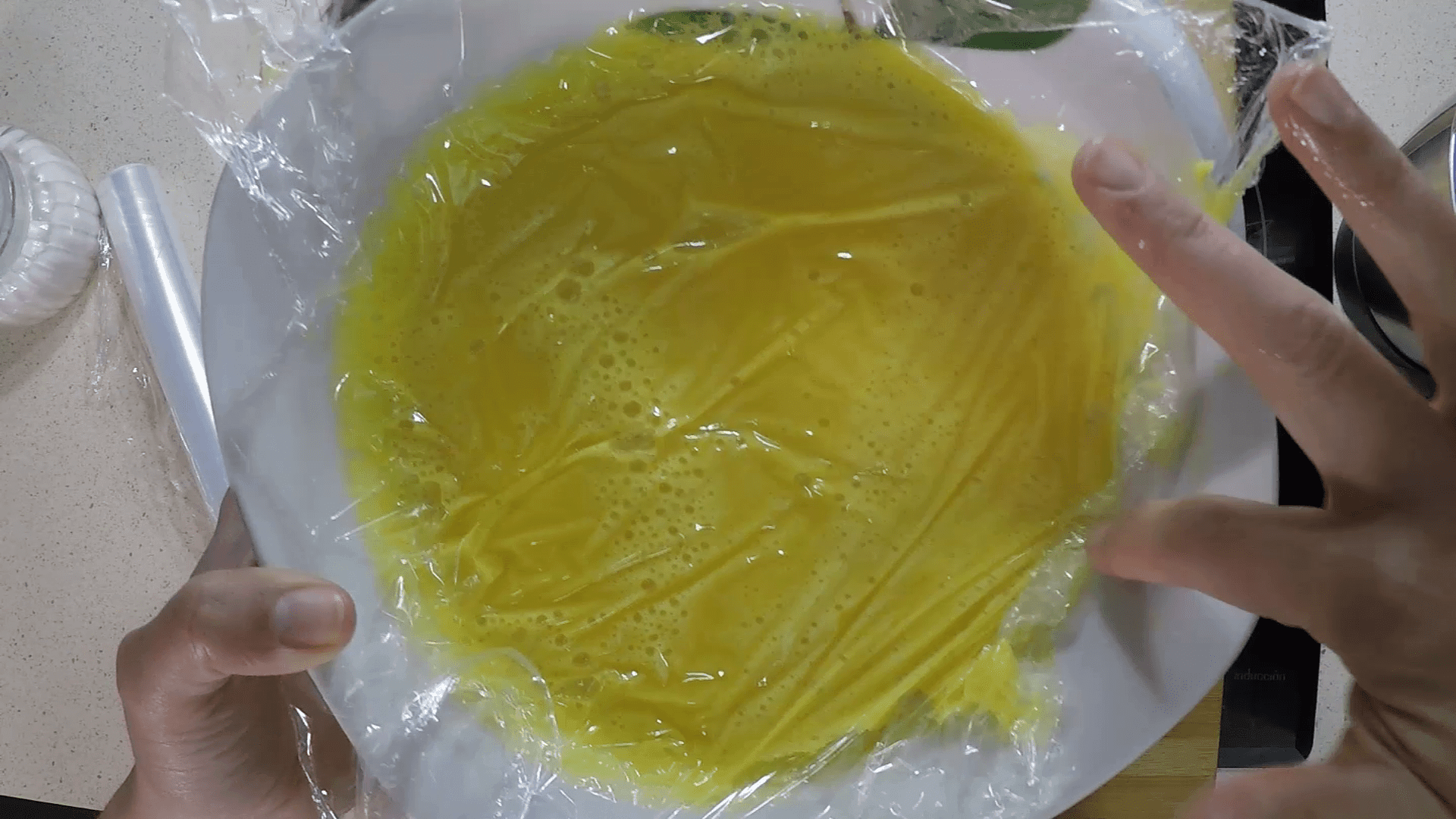 Tapar mousse de naranja con film