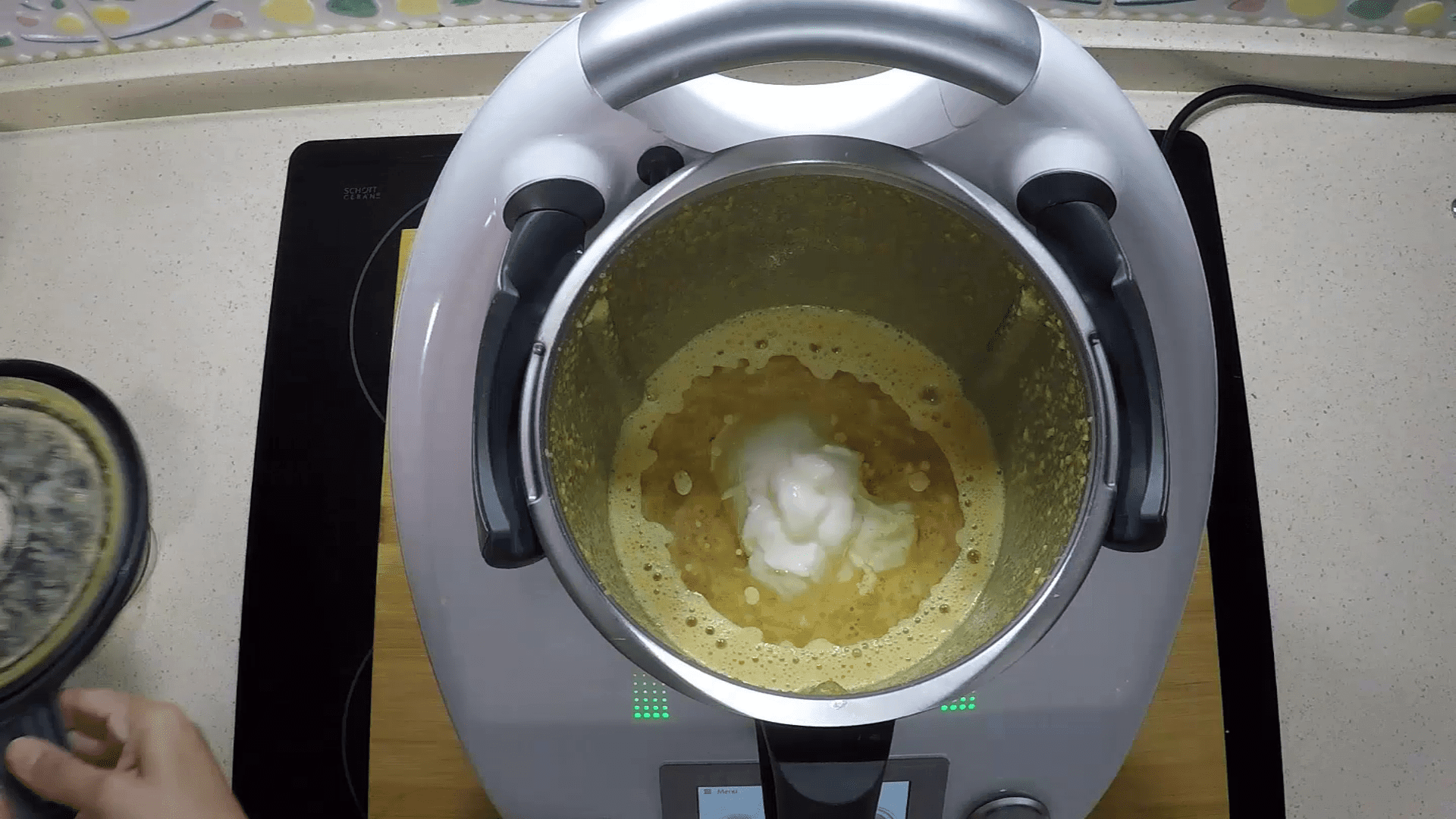 Echar el yogurt y la harina para el bizcocho al varoma