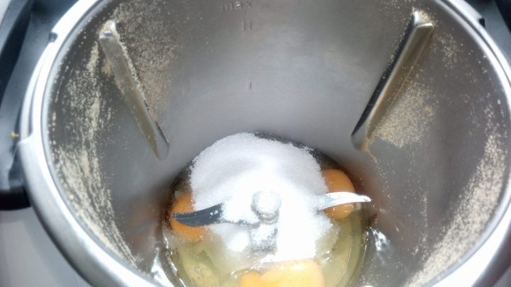 Echar el azúcar y los huevos en el vaso de la Thermomix