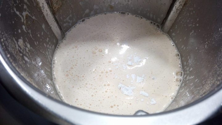 Echar la leche y la levadura para hacer el bizcocho al varoma